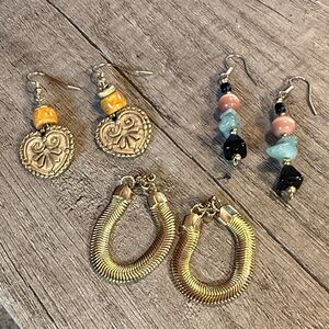 😎BUNDLE OF Gold and Multicolor Earrings ✨